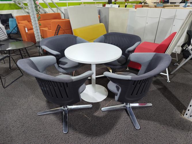 现代办公空间中的洽谈桌椅与休闲区域设计